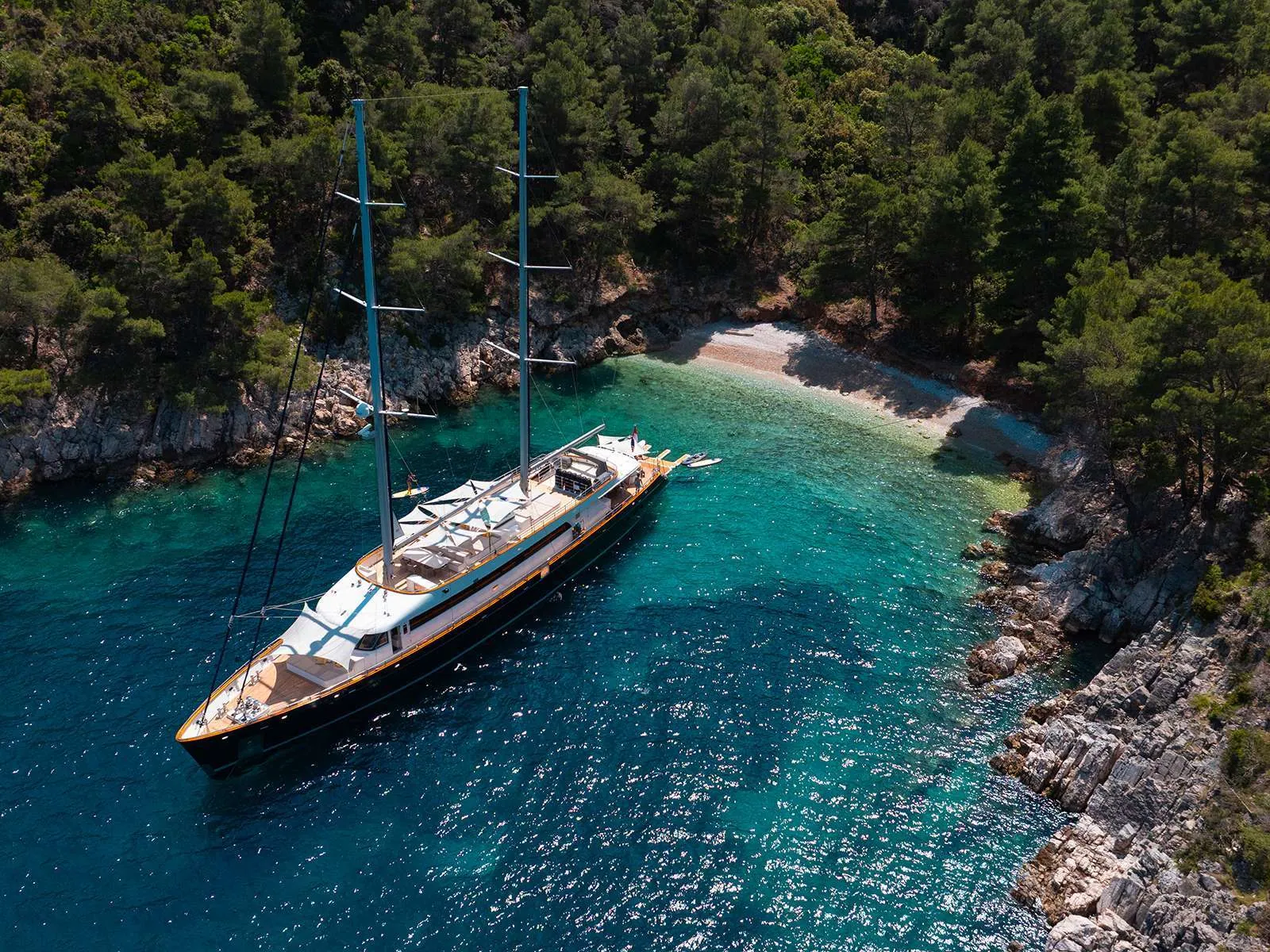 Dalmatino at anchor