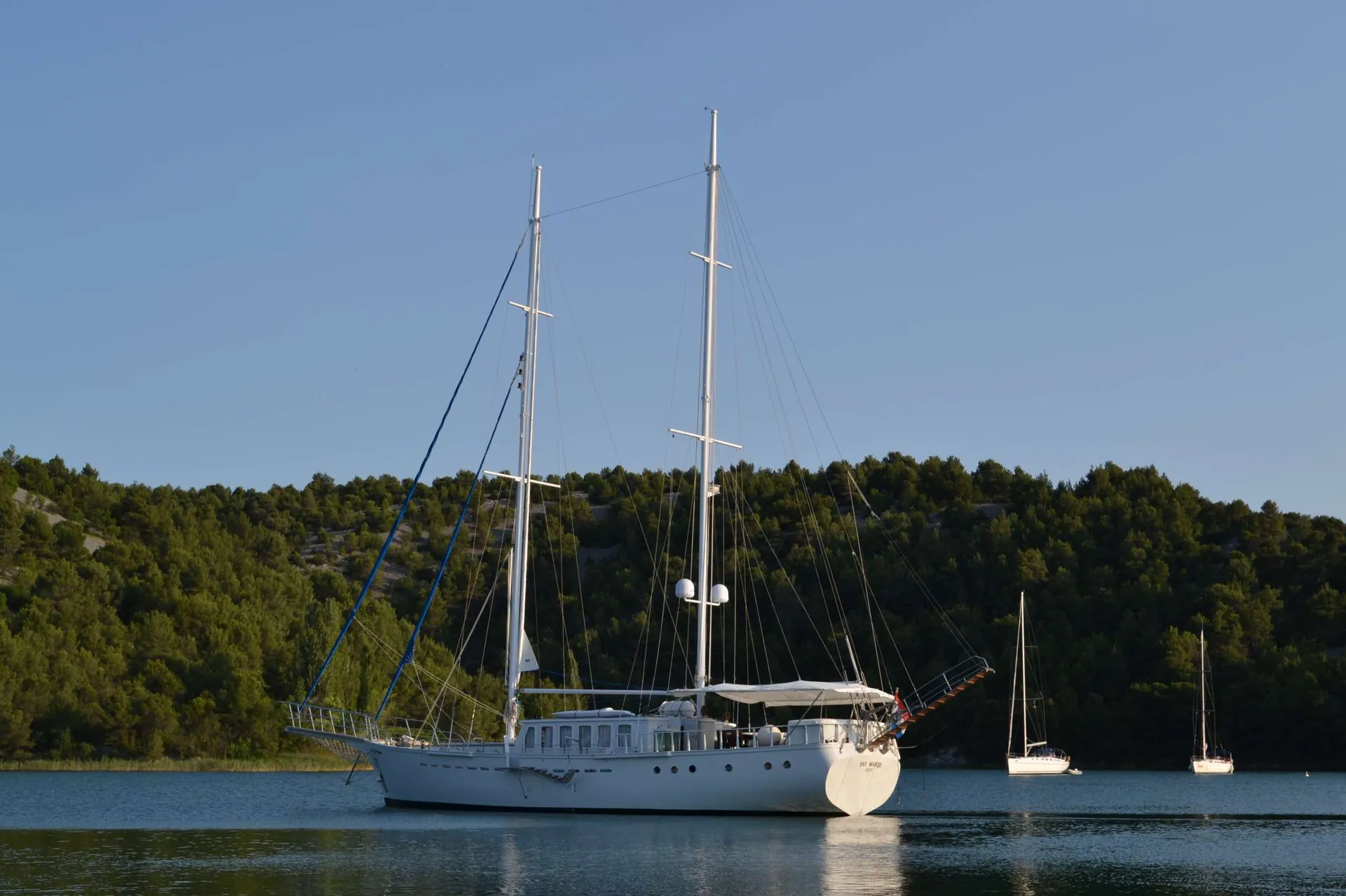 Dvi Marije at anchor