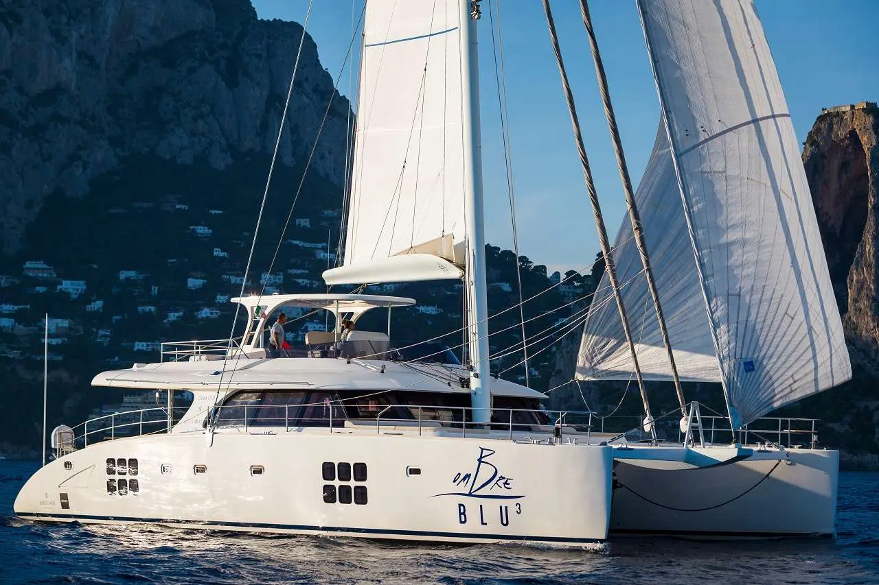 Ombre Blu³ at anchor