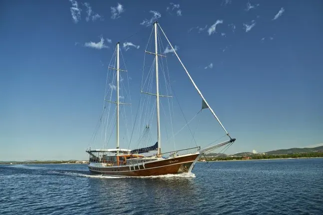 Perla at anchor
